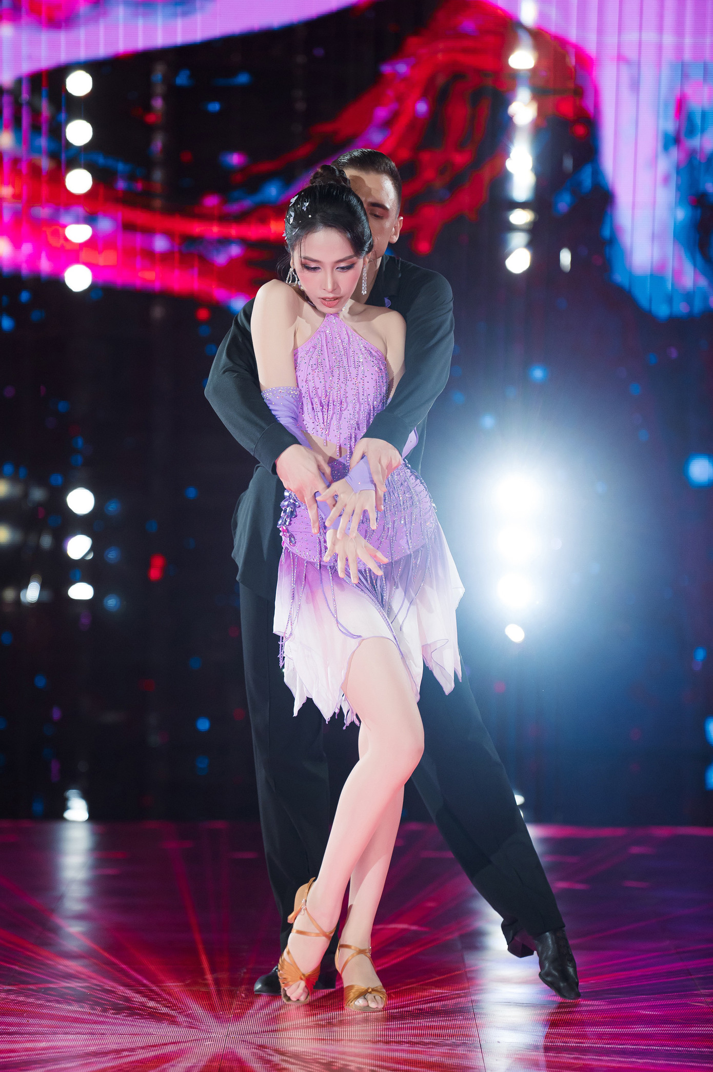 Á hậu Ngọc Hằng và bạn nhảy Lyubomir Yakimov trong tập 3 của Bước nhảy hoàn vũ. Á hậu Ngọc Hằng và bạn nhảy Lyubomir Yakimov trong tập 3 của Bước nhảy hoàn vũ.