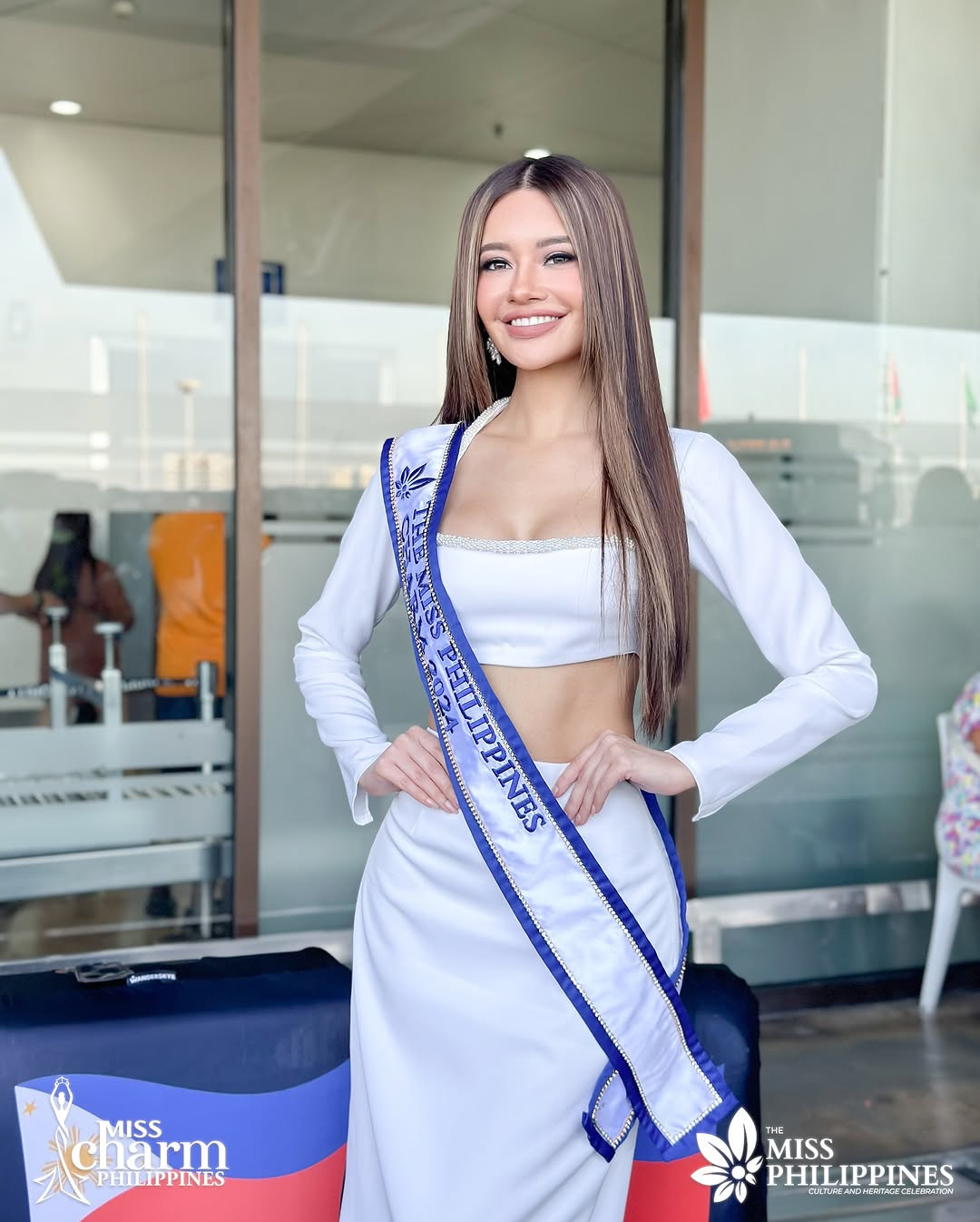 Dàn người đẹp đến từ các quốc gia và vùng lãnh thổ đã đáp các chuyến bay đến TPHCM để tham dự cuộc thi Miss Charm 2024. Cuộc thi bắt đầu diễn ra từ ngày 9/12, chung kết dự kiến diễn ra ngày 21/12 ở TPHCM. Đại diện Philippines - Kayla Carter diện váy trắng khoe eo thon ở sân bay. Sau khi người đẹp Krisnah Gravidez quyết định bỏ thi Miss Charm 2024 hôm 2/6, Kayla Carter đã được chọn thay thế. Cô có nhan sắc hiện đại, cá tính.