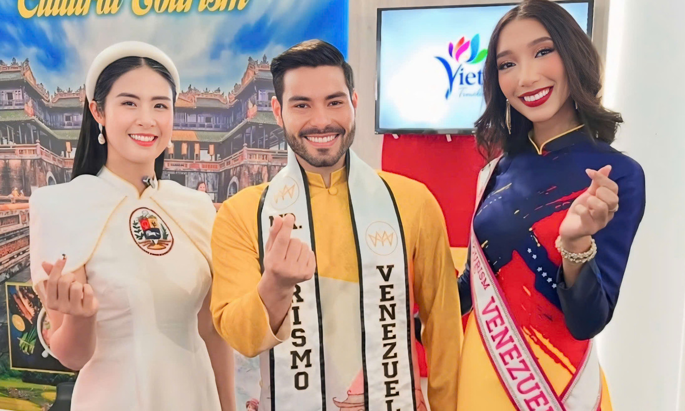 Hoa hậu Ngọc Hân và MC Trịnh Lê Anh gặp gỡ tổng thống Venezuela - Nicolás Maduro trong chuyến công tác Nam Mỹ.