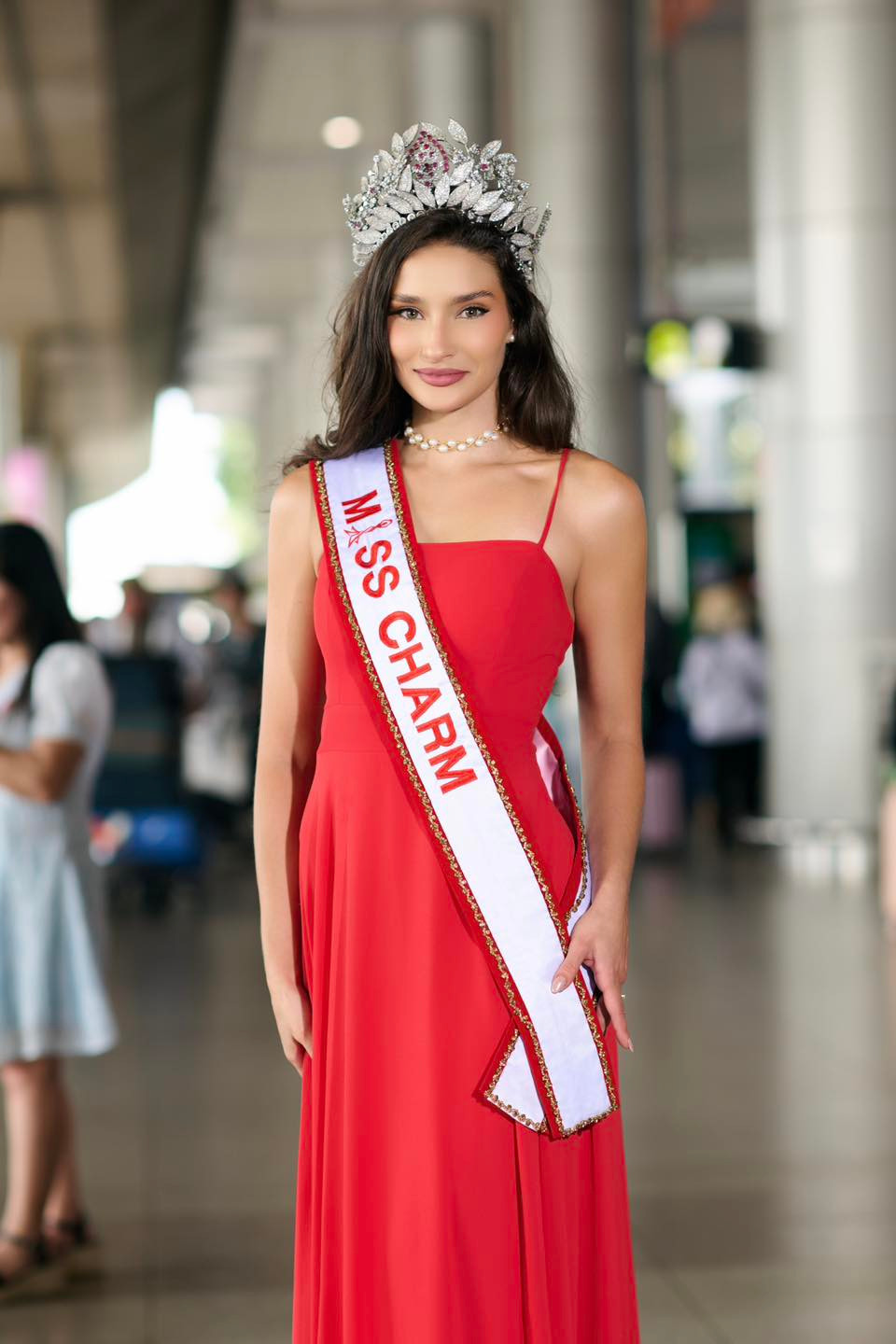 Ngày 4/12, đương kim Miss Charm 2023 Luma Russo đã quay trở lại Việt Nam để đồng hành cùng cuộc thi Miss Charm 2024. Người đẹp xuất hiện ở sân bay trong bộ váy đỏ. Miss Charm 2024 diễn ra ở Việt Nam từ ngày 9/12, chung kết dự kiến diễn ra ngày 21/12 ở TPHCM.