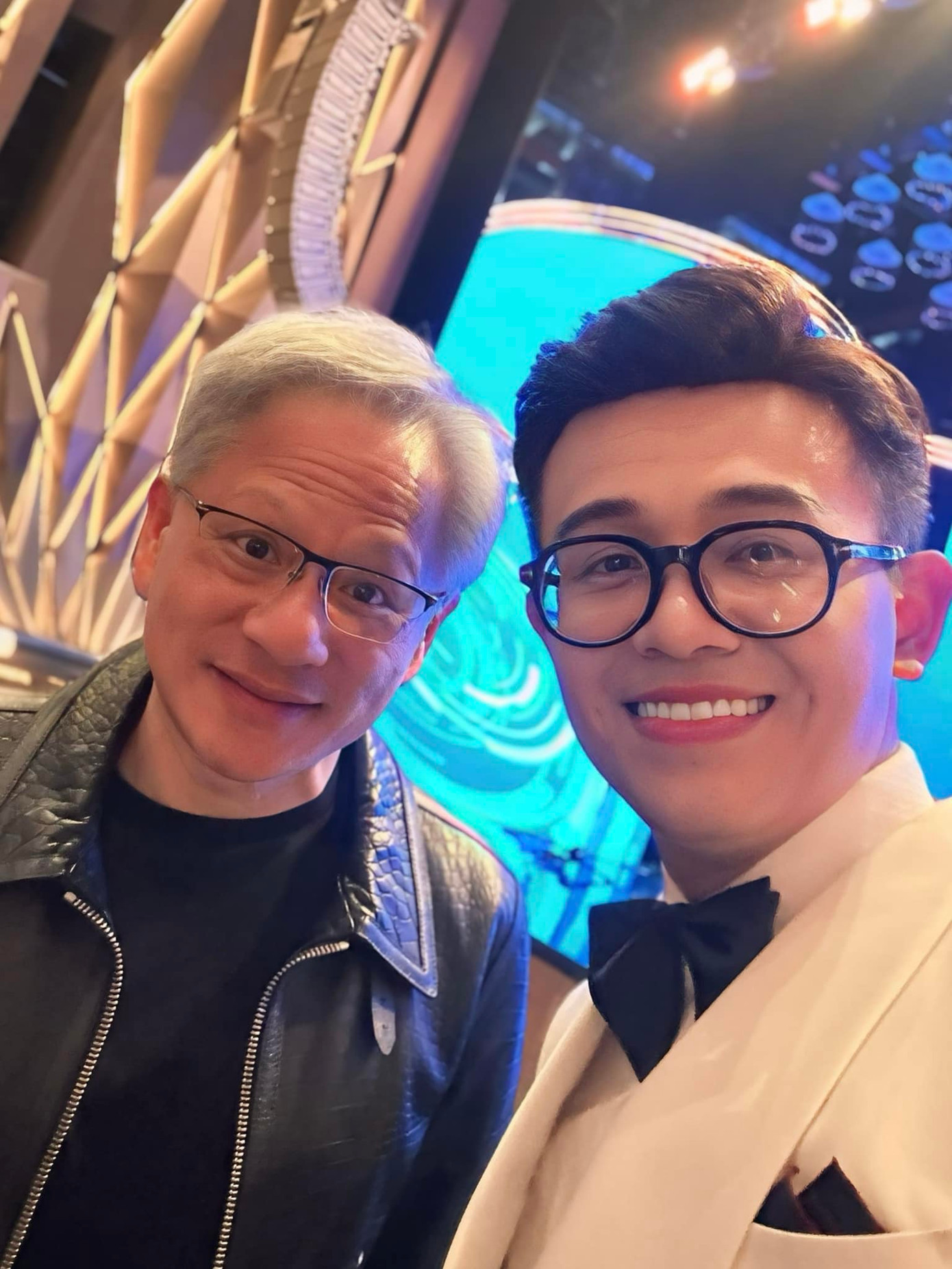 Á hậu Thụy Vân, MC Đức Bảo và tỷ phú Jensen Huang - CEO Nvidia ở hậu trường.