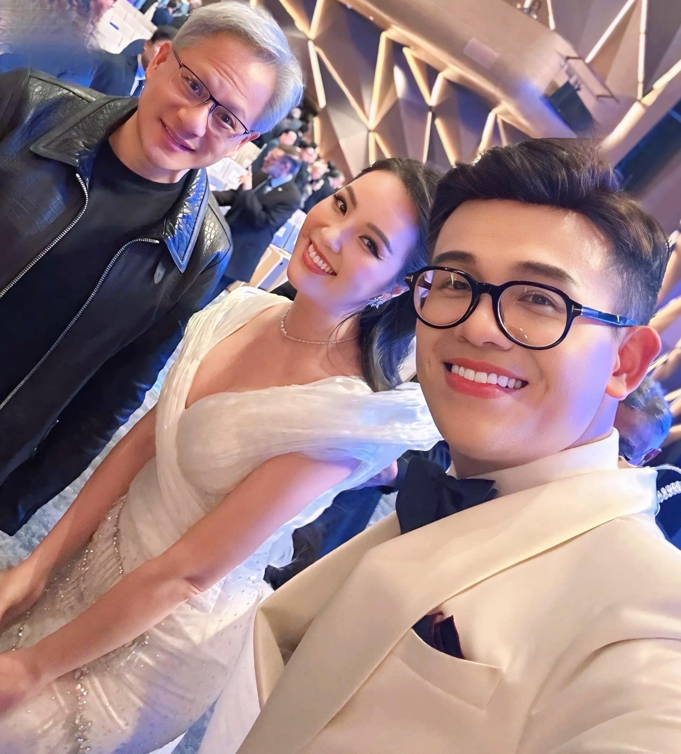 Á hậu Thụy Vân, MC Đức Bảo và tỷ phú Jensen Huang - CEO Nvidia ở hậu trường.