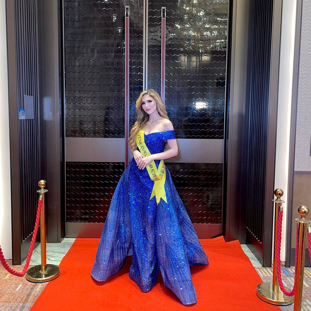 &quot;Hoa hậu Venezuela không chỉ là một chiếc vương miện mà còn là nền tảng để truyền cảm hứng và tôi sẵn sàng thực hiện cam kết đó. Tôi nghĩ sự đồng cảm và kết nối của tôi với mọi người khiến tôi trở nên khác biệt&quot;, Stephany Abasali phát biểu sau khi đăng quang.