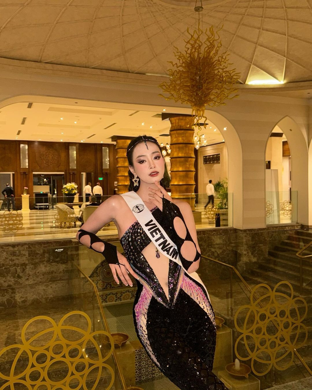 Không chỉ chỉn chu trong váy áo, Bùi Khánh Linh cũng cầu kỳ trong việc phối phụ kiện theo từng set đồ. Kỹ năng tự trang điểm, làm tóc của cô được khen ngợi.