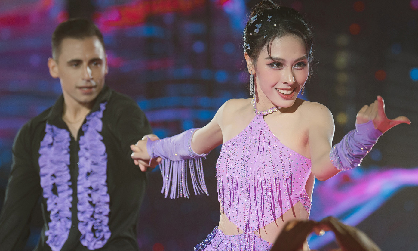 Á hậu Ngọc Hằng và bạn nhảy Lyubomir Yakimov trong tập 3 của Bước nhảy hoàn vũ. Á hậu Ngọc Hằng và bạn nhảy Lyubomir Yakimov trong tập 3 của Bước nhảy hoàn vũ.