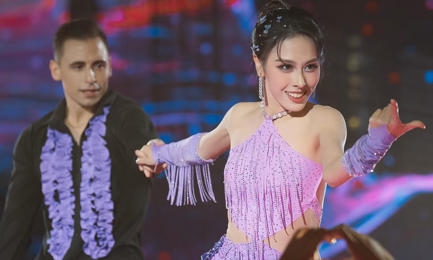 Á hậu Ngọc Hằng và bạn nhảy Lyubomir Yakimov trong tập 3 của Bước nhảy hoàn vũ. Á hậu Ngọc Hằng và bạn nhảy Lyubomir Yakimov trong tập 3 của Bước nhảy hoàn vũ.