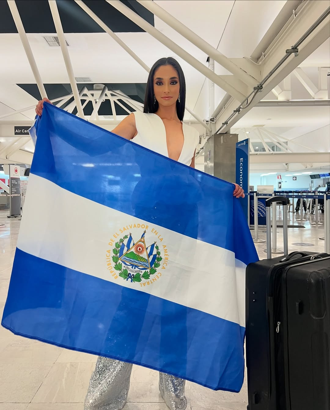 Đại diện El Salvador - Alejandra Guajardo - mặc trang phục cá tính khi ra sân bay sang Việt Nam. Trước đó, cô từng đăng quang danh hiệu Hoa hậu Hoàn vũ El Salvador 2022.