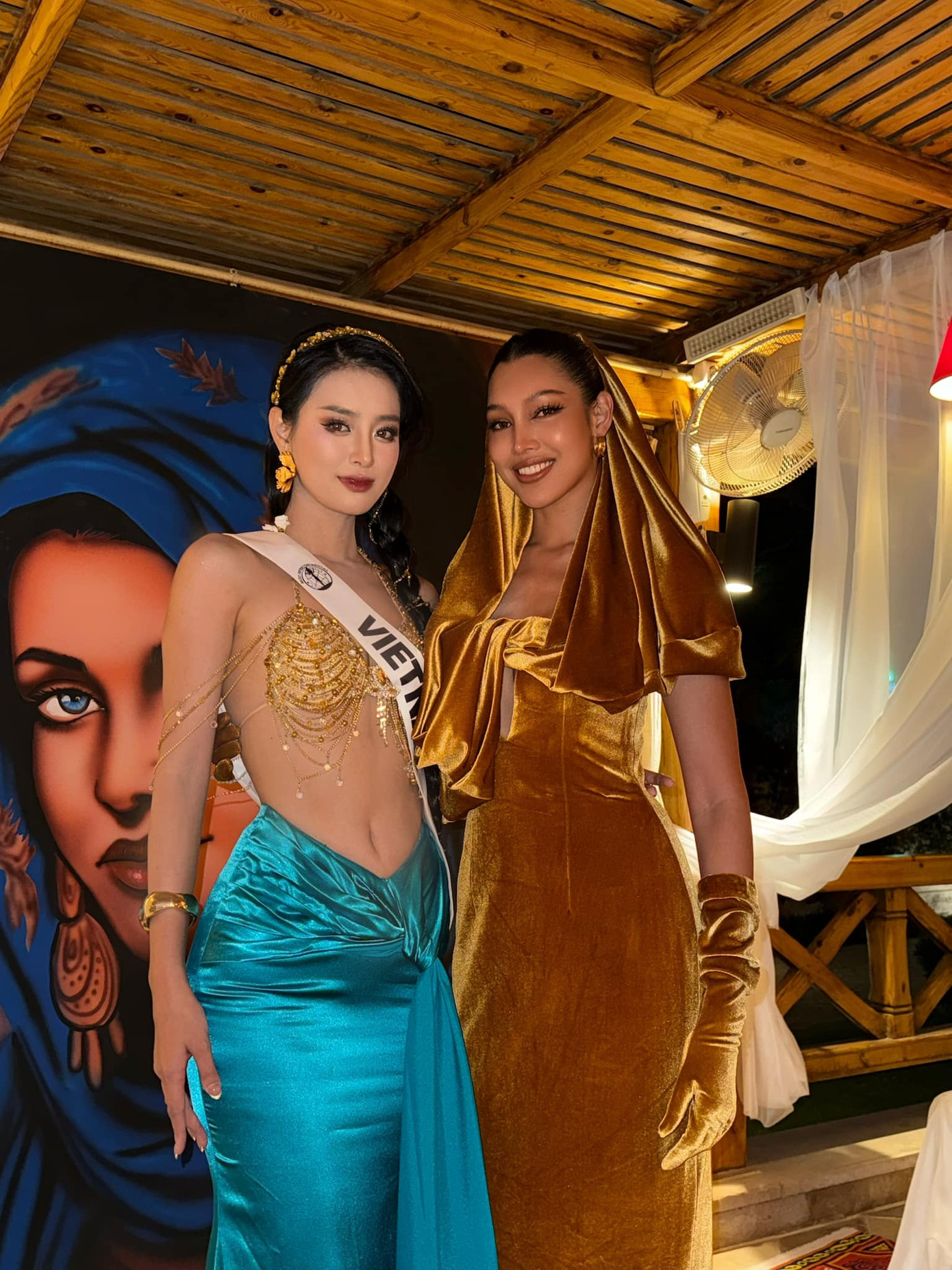 Đại diện Việt Nam hoàn thiện vẻ ngoài bằng những món trang sức metallic, gợi vẻ xa hoa, huyền bí như trong những câu chuyện thần thoại. Nhiều khán giả khen Khánh Linh đẹp như công chúa Disney trong bộ váy này.