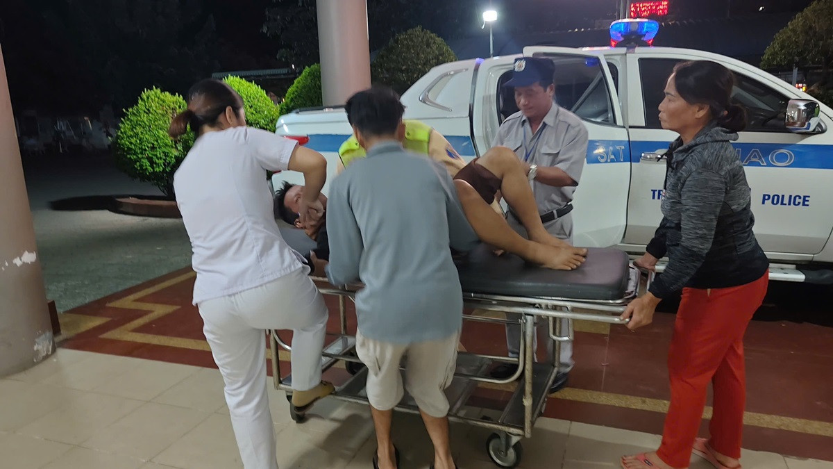 Tài xế xe tải được đưa vào bệnh viện cấp cứu. Ảnh: Đội 6