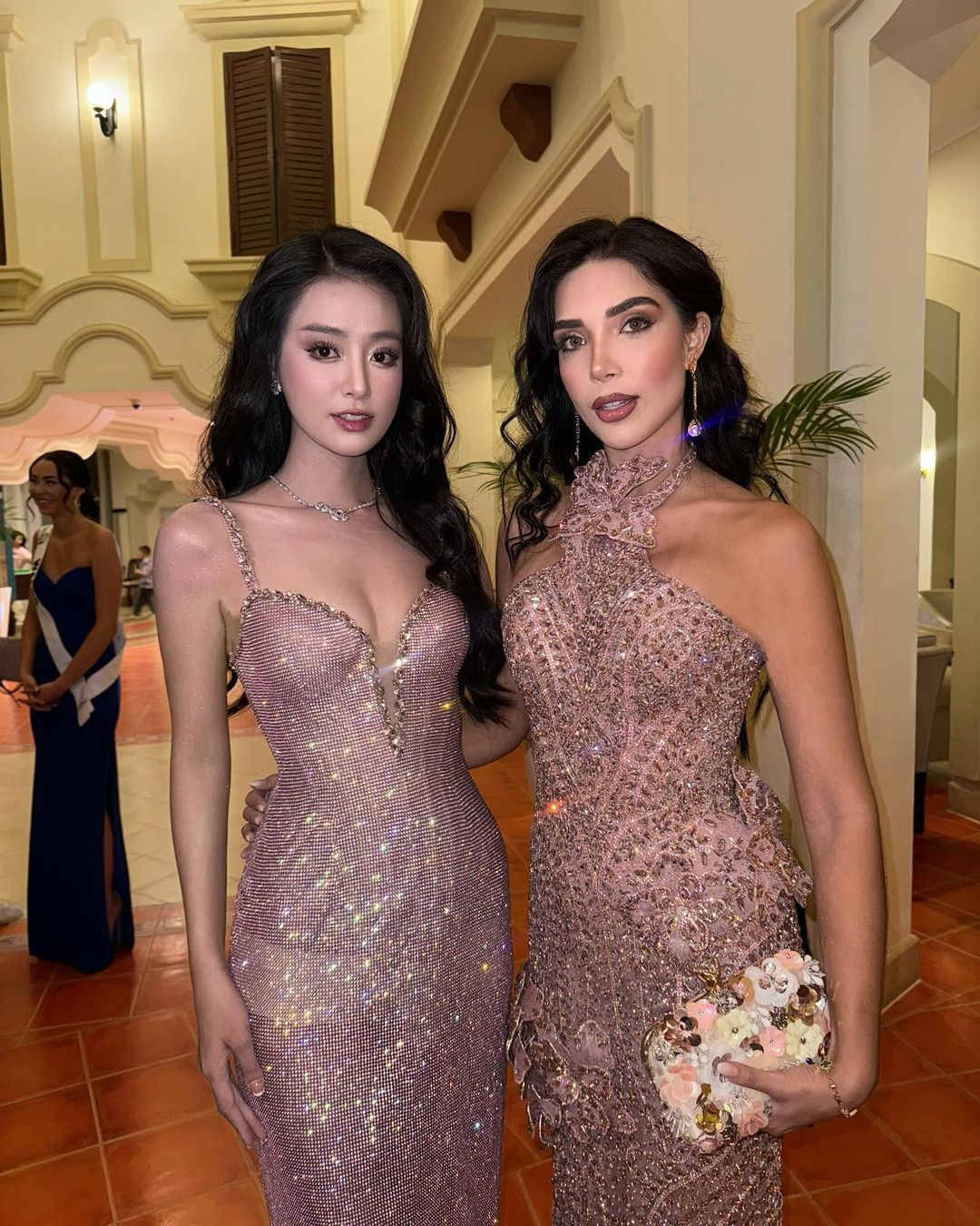 Váy sequin cúp ngực, kết hợp cùng tóc xoăn tự nhiên mang lại vẻ nữ tính, hiện đại cho Bùi Khánh Linh.