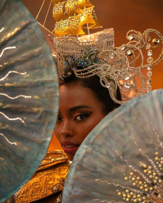 Bộ trang phục dân tộc của người đẹp Philippines - Chelsea Manalo - gây tranh cãi.