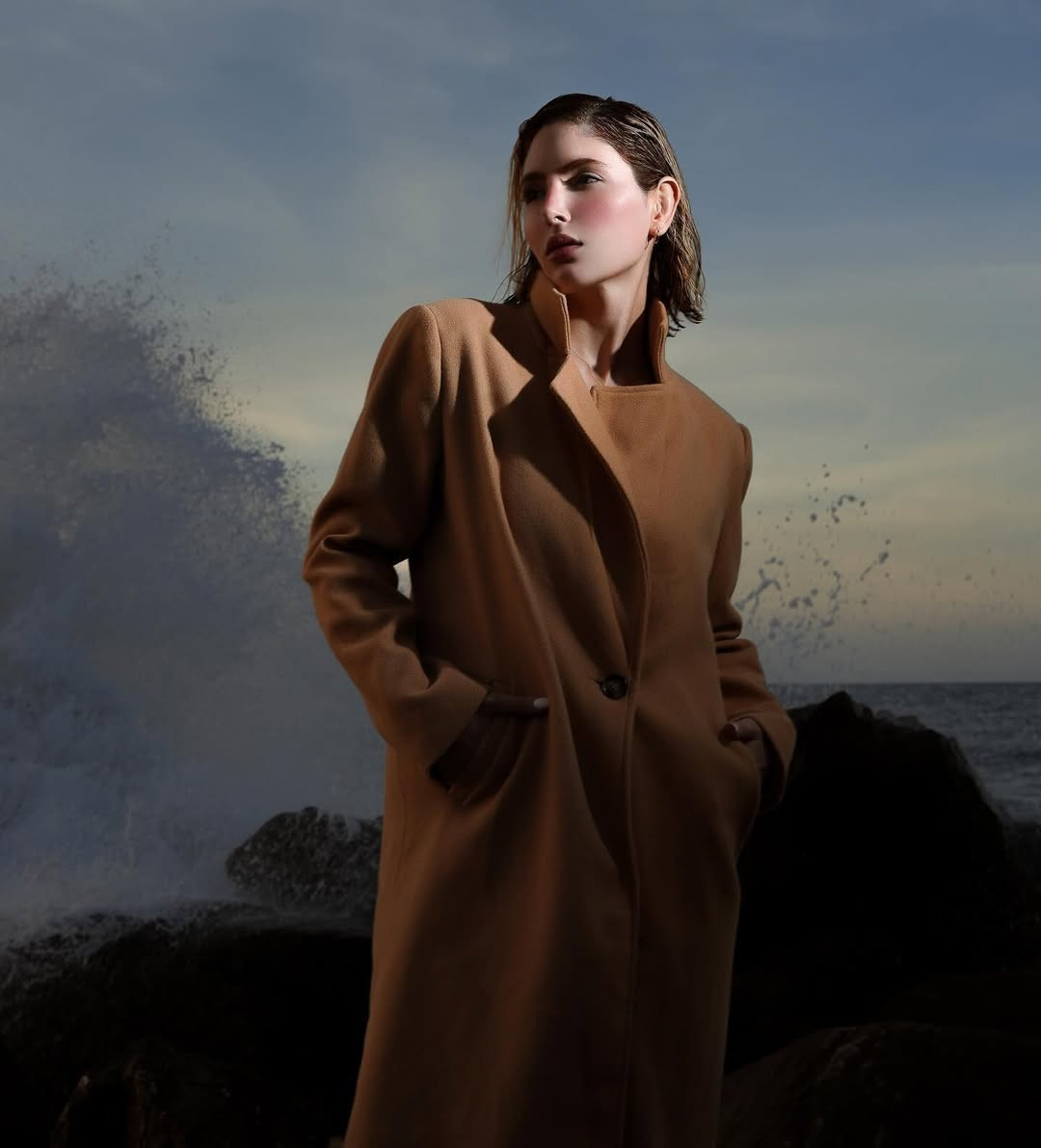 &quot;Tôi lắng nghe, thấu hiểu và thực sự quan tâm đến mọi người, bởi tôi biết một nữ hoàng phải là một người lãnh đạo đáng tin cậy, không chỉ đại diện cho vẻ đẹp bên ngoài mà còn là vẻ đẹp tâm hồn. Trở thành Hoa hậu Venezuela không phải là giấc mơ mà là một sứ mệnh và tôi sẵn sàng thực hiện nó với niềm tự hào và sự cống hiến”, cô nhấn mạnh.