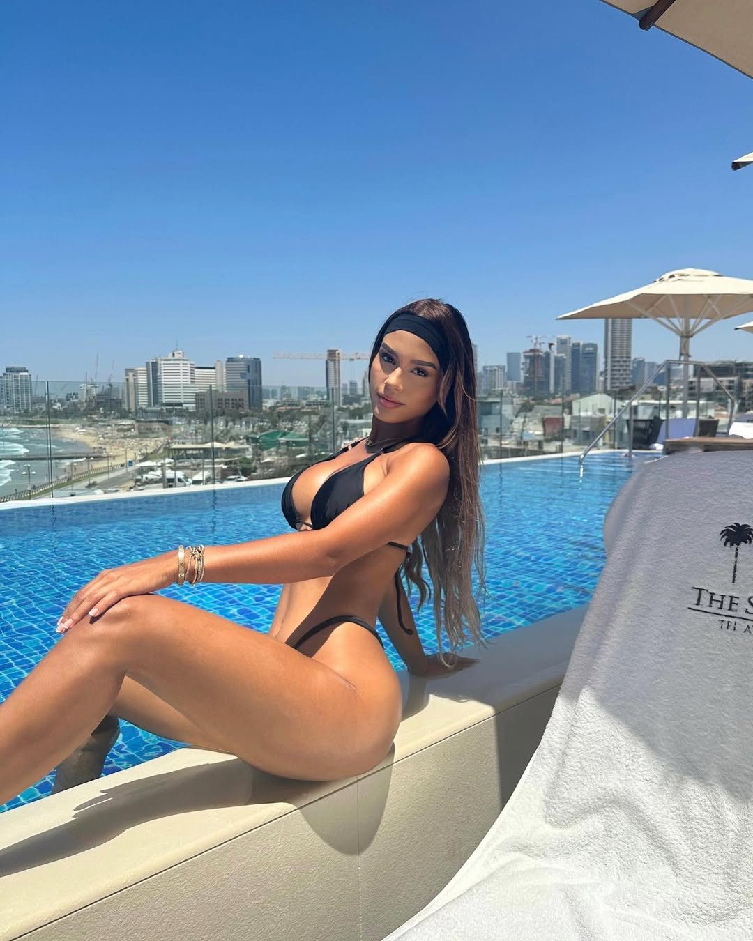 Trên trang cá nhân, người đẹp thường xuyên đăng tải những với bikini, thu hút sự chú ý của khán giả.