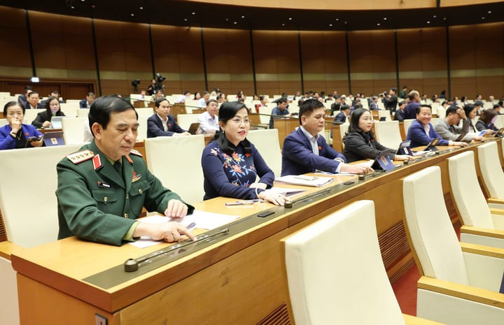 Đại biểu Quốc hội bấm nút thông qua Luật sửa đổi, bổ sung một số điều của Luật Sĩ quan Quân đội Nhân dân Việt Nam tại Kỳ họp thứ 8. Ảnh: quochoi.vn.