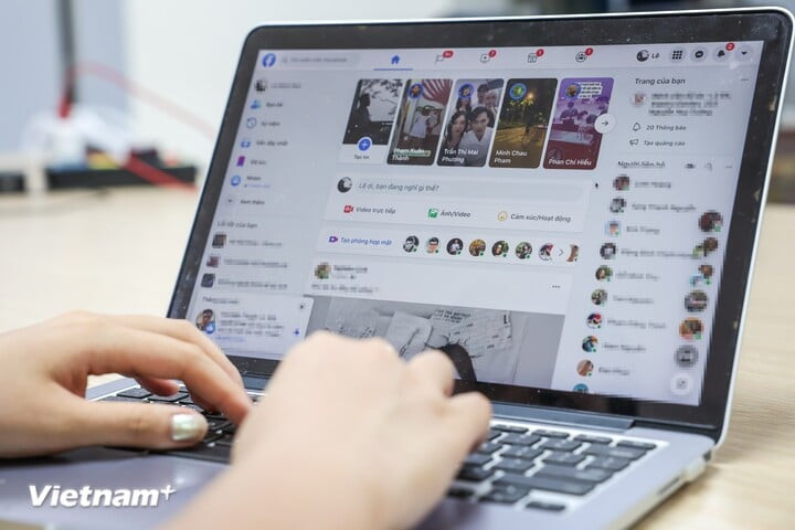 Chủ tài khoản mạng xã hội phải xác thực số điện thoại để đăng bài. Ảnh: TTXVN.