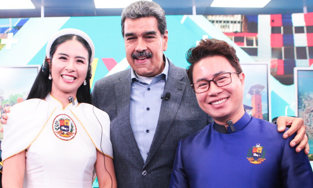 Hoa hậu Ngọc Hân và MC Trịnh Lê Anh gặp gỡ tổng thống Venezuela - Nicolás Maduro trong chuyến công tác Nam Mỹ.