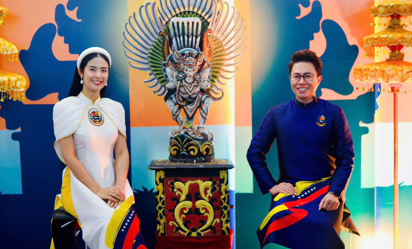 Hoa hậu Ngọc Hân và MC Trịnh Lê Anh gặp gỡ tổng thống Venezuela - Nicolás Maduro trong chuyến công tác Nam Mỹ.