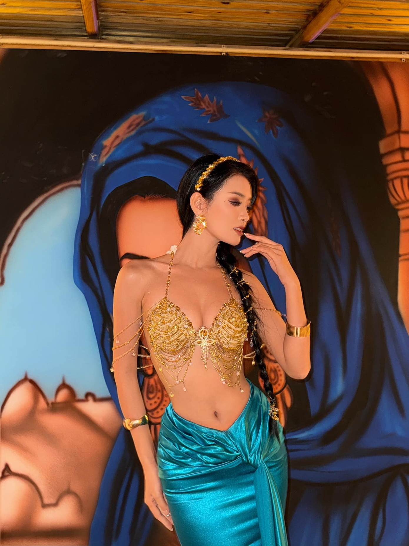 Ngày 1/12, Bùi Khánh Linh và dàn thí sinh dự buổi tiệc tối với chủ đề 1001 nights ở Miss Intercontinental 2024 đang diễn ra tại Ai Cập. Người đẹp Việt Nam gây chú ý khi diện áo ngực đính kết dây xích và hạt đá lấp lánh, phối cùng váy cạp trễ làm nổi bật vóc dáng.