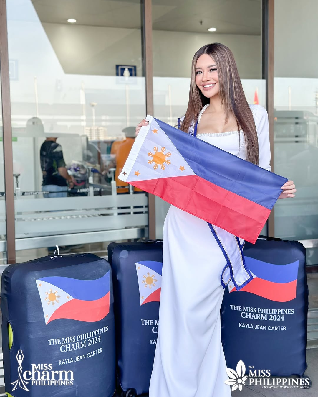 Dàn người đẹp đến từ các quốc gia và vùng lãnh thổ đã đáp các chuyến bay đến TPHCM để tham dự cuộc thi Miss Charm 2024. Cuộc thi bắt đầu diễn ra từ ngày 9/12, chung kết dự kiến diễn ra ngày 21/12 ở TPHCM. Đại diện Philippines - Kayla Carter diện váy trắng khoe eo thon ở sân bay. Sau khi người đẹp Krisnah Gravidez quyết định bỏ thi Miss Charm 2024 hôm 2/6, Kayla Carter đã được chọn thay thế. Cô có nhan sắc hiện đại, cá tính.