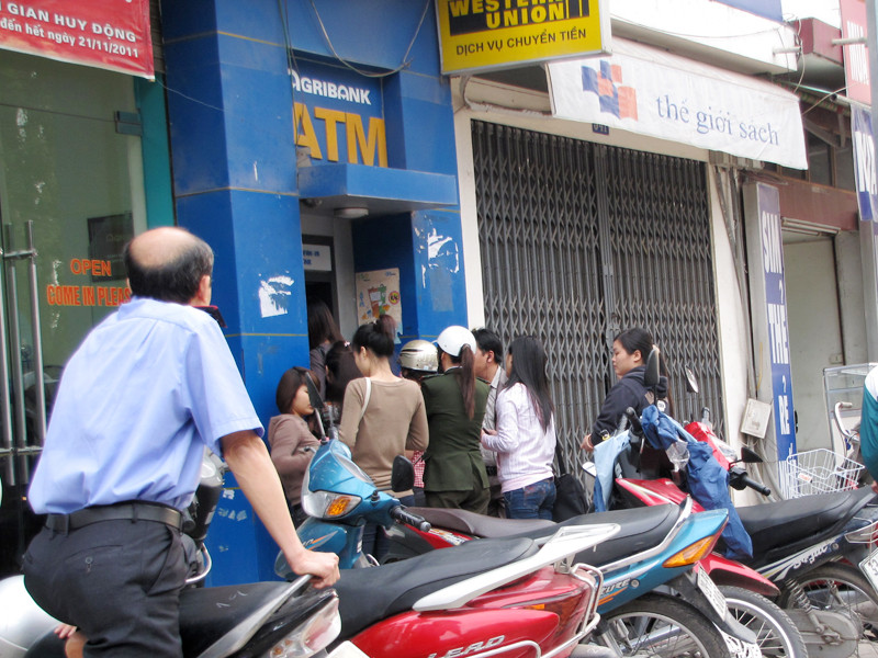 Người đông thế này, bào vệ chỉ có thể đề phòng, phát hiện và may ra kịp xử lý những trường hợp cướp giật tiền của chủ thẻ