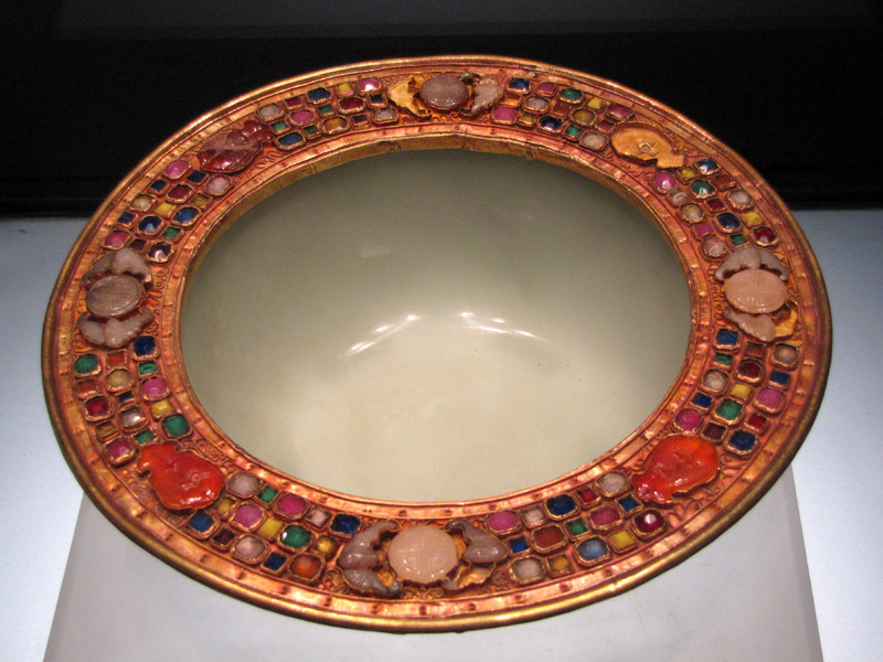 Ngọc trắng xanh nhiều màu bịt vàng, thời Nguyễn. Đồ cung đình Huế