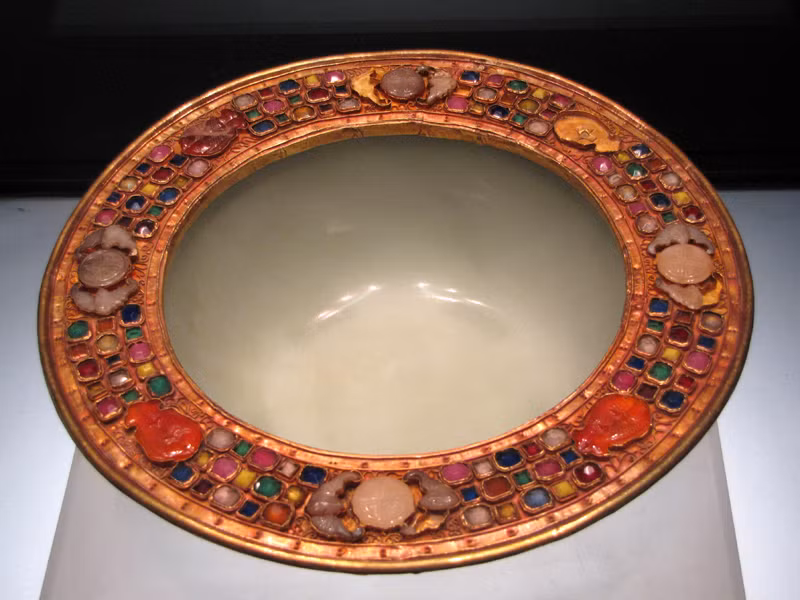 Ngọc trắng xanh nhiều màu bịt vàng, thời Nguyễn. Đồ cung đình Huế