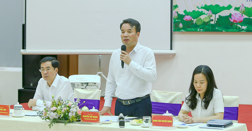 Tổng Giám đốc BHXH Việt Nam - Nguyễn Thế Mạnh (đứng) trả lời báo chí về giải pháp đảm bảo quyền lợi cho chủ hộ kinh doanh đã đóng BHXH bắt buộc sai quy định. (Ảnh: HQ).