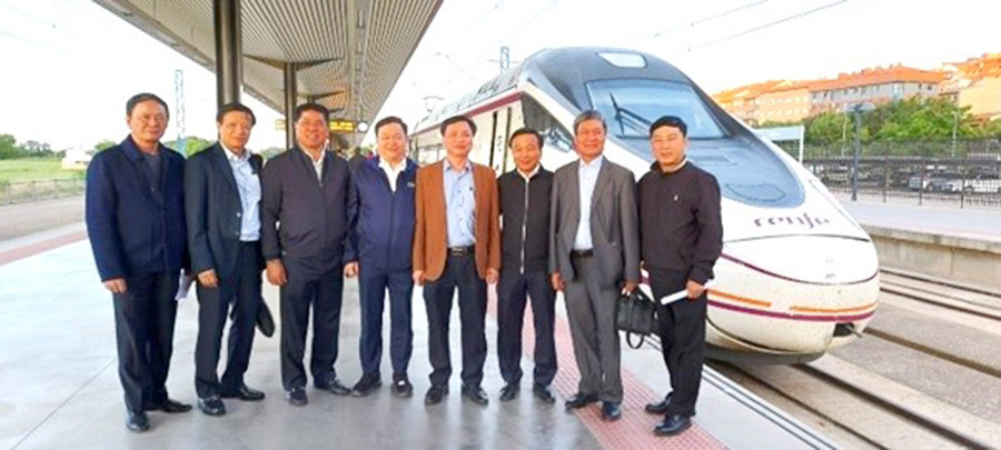 Đoàn công tác của Bộ GTVT tìm hiểu kinh nghiệm đầu tư đường sắt tốc độ cao tại Tây Ban Nha hồi cuối tháng 5 vừa qua. (Ảnh: MT). Đoàn công tác của Bộ GTVT tìm hiểu kinh nghiệm đầu tư đường sắt tốc độ cao tại Tây Ban Nha hồi cuối tháng 5 vừa qua. (Ảnh: MT).