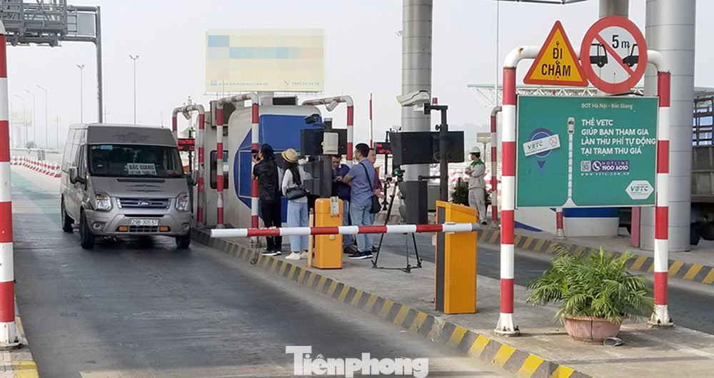 Cả nước còn 10% giao dịch trả phí thủ công bằng tiền mặt, còn lại đều trả phí tự động (Ảnh: H.Việt).