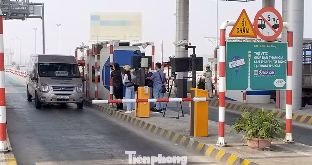 Bộ GTVT đang nghiên cứu phương án xây dựng tài khoản giao thông định danh cho từng ô tô, tiến tới bỏ barie ở các làn thu phí tự động không dừng. Ảnh: Phạm Thanh. Bộ GTVT đang nghiên cứu phương án xây dựng tài khoản giao thông định danh cho từng ô tô, tiến tới bỏ barie ở các làn thu phí tự động không dừng. Ảnh: Phạm Thanh.
