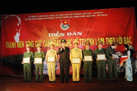 Đại diện Tổng cục Cảnh sát trao kỷ niệm chương và bằng khen "Vì thế hệ trẻ" cho các đoàn viên thanh niên tiêu biểu trong Tổng cục. Đại diện Tổng cục Cảnh sát trao kỷ niệm chương và bằng khen