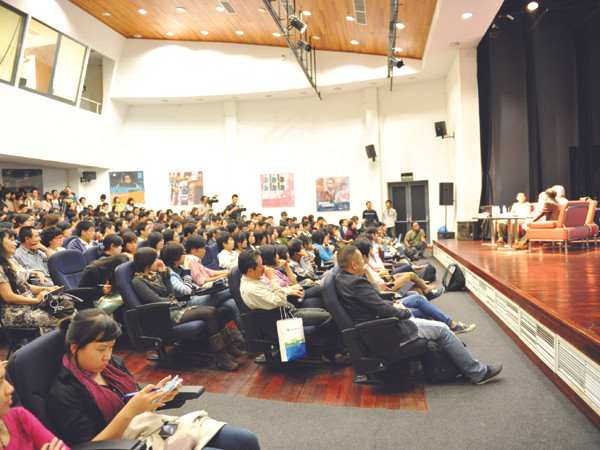 Khán phòng Le’space chật kín bạn trẻ dự tọa đàm về ngôn ngữ của giới trẻ. Ảnh: ĐTQ