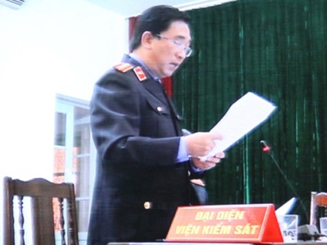 Đại diện Viện kiểm sát đọc bản luận tội các bị cáo. Ảnh: Bảo Thắng