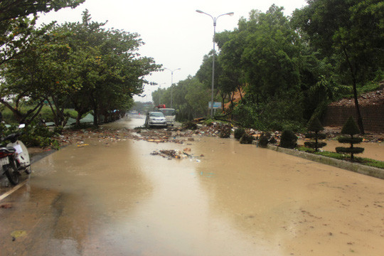 Nha Trang tê liệt vì sạt lở, ngập lụt ảnh 6