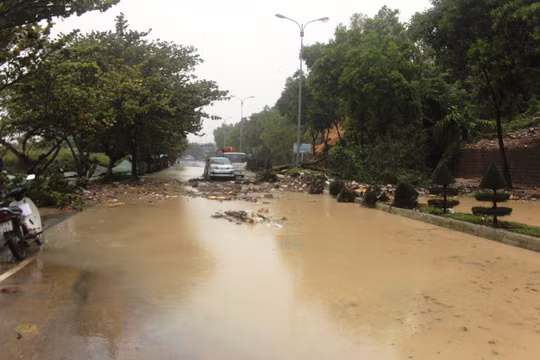 Nha Trang tê liệt vì sạt lở, ngập lụt ảnh 6
