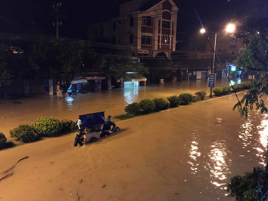 Nha Trang tê liệt vì sạt lở, ngập lụt ảnh 8