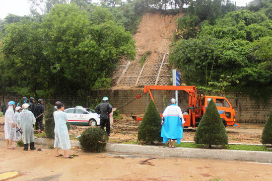 Nha Trang tê liệt vì sạt lở, ngập lụt ảnh 2