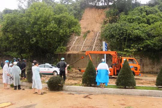 Nha Trang tê liệt vì sạt lở, ngập lụt ảnh 2