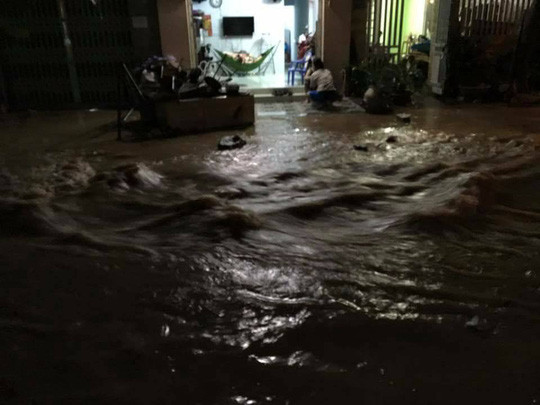 Nha Trang tê liệt vì sạt lở, ngập lụt ảnh 10