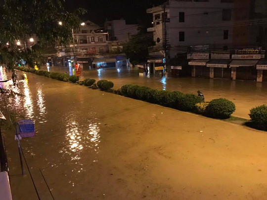 Nha Trang tê liệt vì sạt lở, ngập lụt ảnh 7