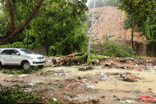 Nha Trang tê liệt vì sạt lở, ngập lụt ảnh 1