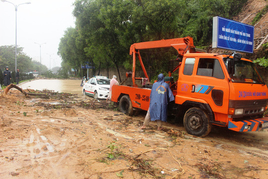 Nha Trang tê liệt vì sạt lở, ngập lụt ảnh 3
