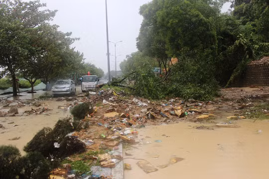 Nha Trang tê liệt vì sạt lở, ngập lụt ảnh 4