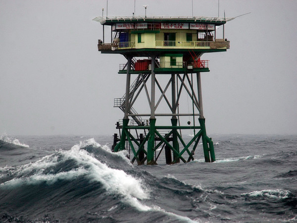 Nhà giàn DK1 thơ mộng khi trời yên biển lặng. Ảnh: Xuân Cường 