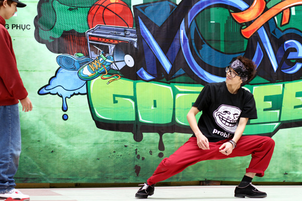 Một pha mời đội bạn ứng thí