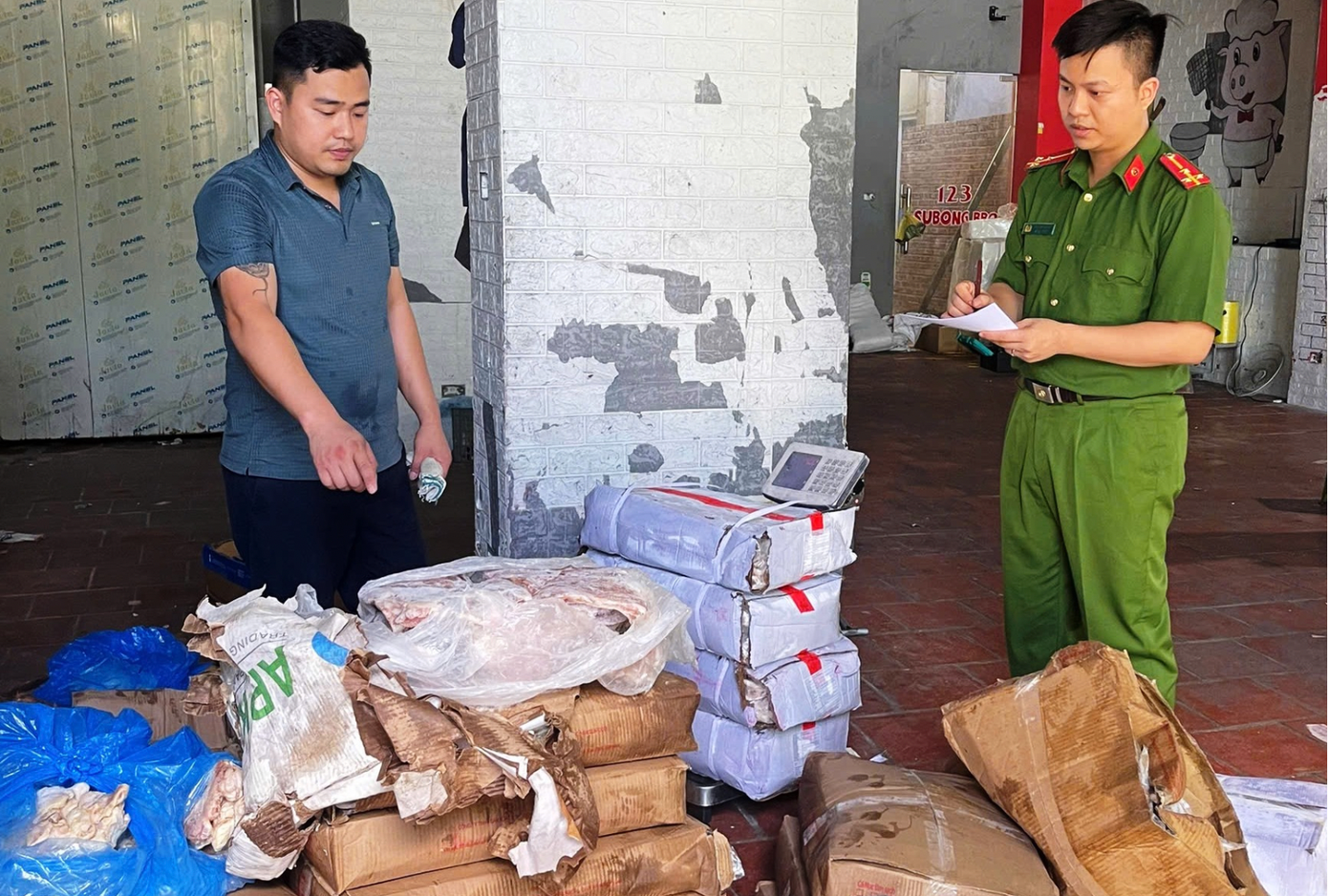 Lực lượng Công an kiểm tra, phát hiện gần 2,5 tấn thực phẩm đông lạnh không có hóa đơn, chứng từ chứng minh nguồn gốc xuất xứ.