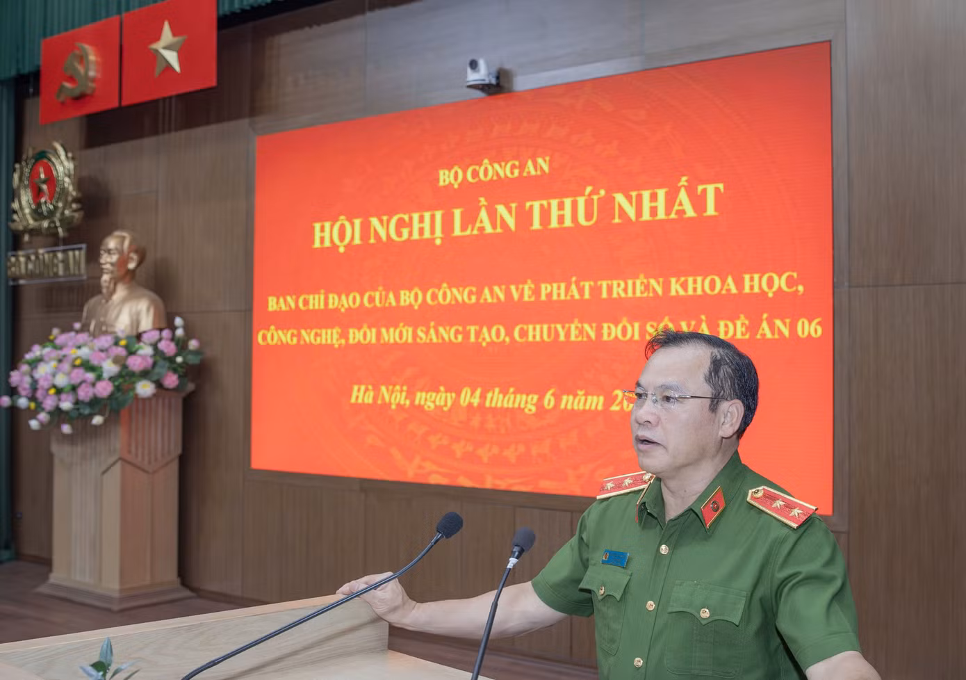 Thứ trưởng Bộ Công an Nguyễn Văn Long phát biểu tại hội nghị. Ảnh: Phạm Nam.