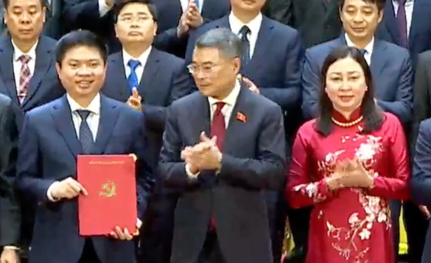 Ông Lê Minh Hưng trao quyết định cho Bí thư Tỉnh uỷ Ninh Bình Trương Quốc Huy.