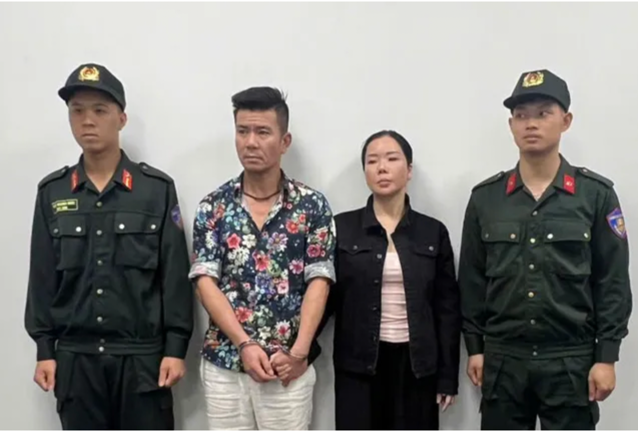 Vợ chồng Mai Anh tại cơ quan Công an.