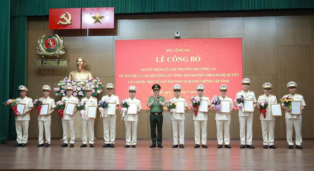 Bộ trưởng Lương Tam Quang trao quyết định và tặng hoa chúc mừng 23 đồng chí Giám đốc Công an địa phương sau sáp nhập. Bộ trưởng Lương Tam Quang trao quyết định và tặng hoa chúc mừng 23 đồng chí Giám đốc Công an địa phương sau sáp nhập.
